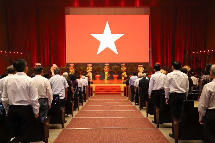 Các đại biểu thực hiện nghi thức chào cờ tại buổi họp mặt Kỷ niệm 78 năm Cách mạng Tháng Tám thành công và Quốc khánh nước Cộng hòa xã hội chủ nghĩa Việt Nam.